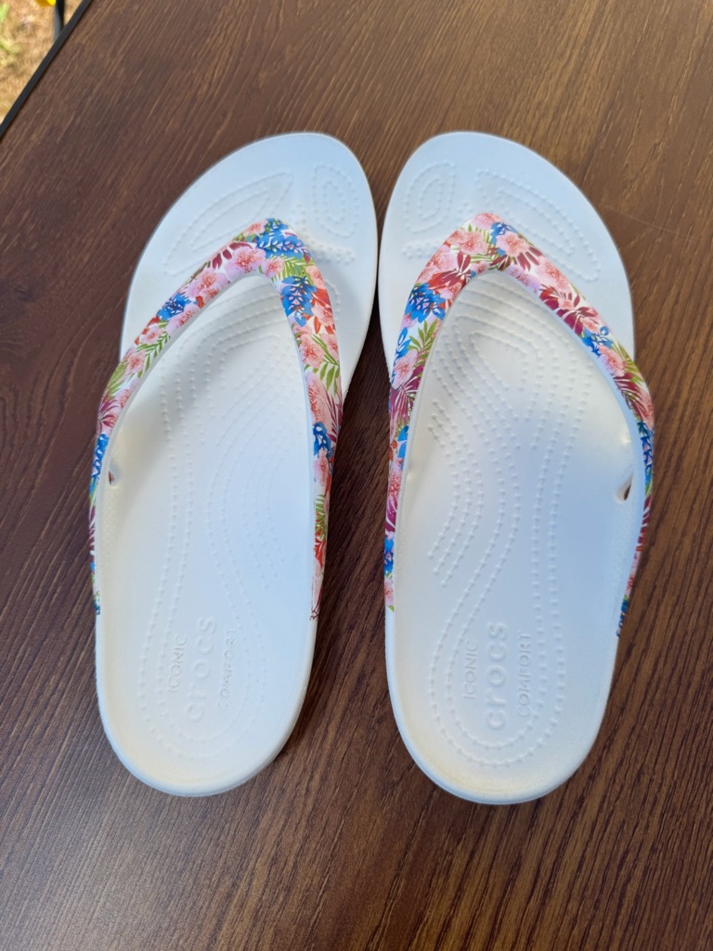 Crocs Flip Flops Women’s 9 White Floral Comfort Sandals Beach Casual - Picture 4 of 7